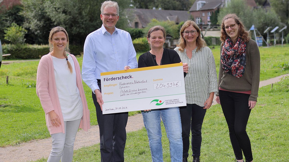 SUE_NRW's tweet photo. Wie erklärt man Kindern die 17 #Nachhaltigkeitsziele und ihre Bedeutung? @naturgut Ophoven startet Projekt „17 Ziele für eine bessere Welt im Kindergarten“. Damit erarbeitet das #BNE-Regionalzentrum ein Handbuch für Erzieher:innen! #BNEinNRW 🌎🌍🌏
https://t.co/KaG0gH9ZZ8 https://t.co/QTo59jr9Ya