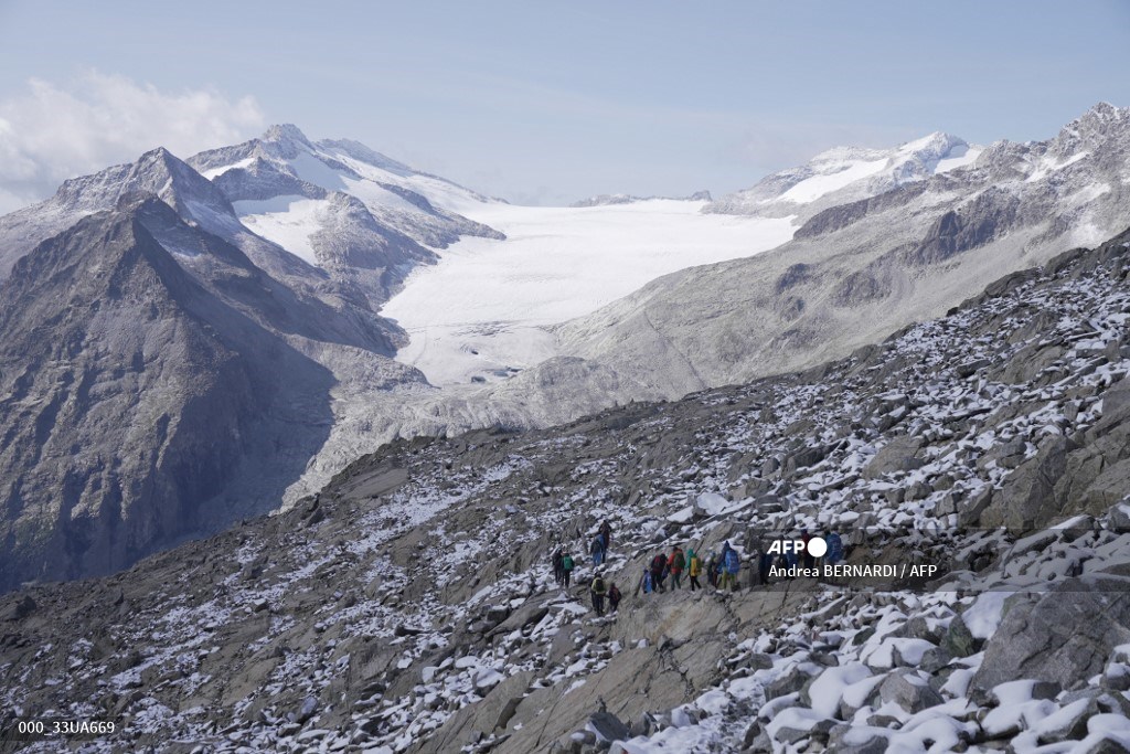 AFPphoto's tweet photo. Largest glacier in the Italian Alps under threat. 
📸 @andrwbern https://t.co/3ShID16gTv