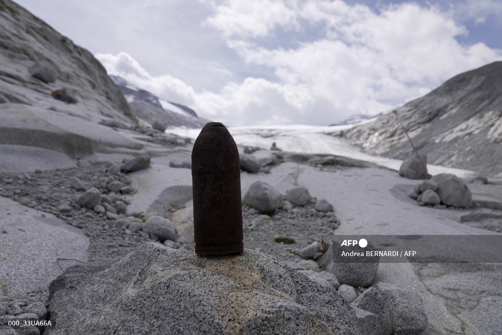 AFPphoto's tweet photo. Largest glacier in the Italian Alps under threat. 
📸 @andrwbern https://t.co/3ShID16gTv