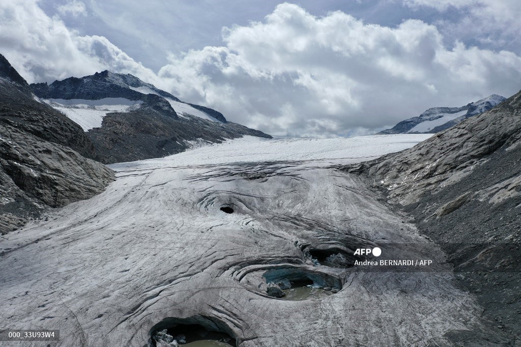 AFPphoto's tweet photo. Largest glacier in the Italian Alps under threat. 
📸 @andrwbern https://t.co/3ShID16gTv