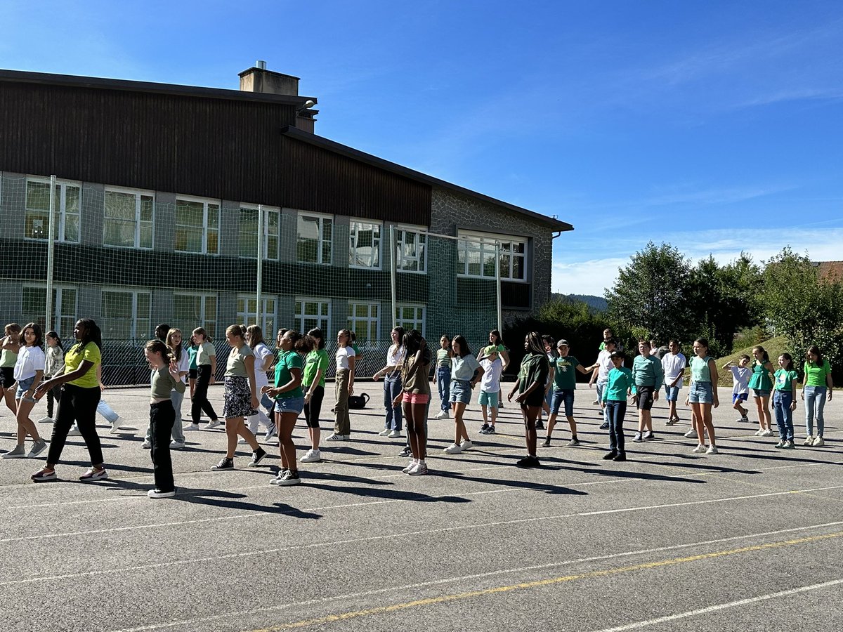 Rentrée sportive et en musique à <a href="/GriselleHaie/">Cité Scolaire La Haie Griselle</a> 
flashmob des 5eme pour les 6eme
#Paris2024 
Bonne rentrée à tous 
<a href="/acnancymetz/">Académie de Nancy-Metz</a>