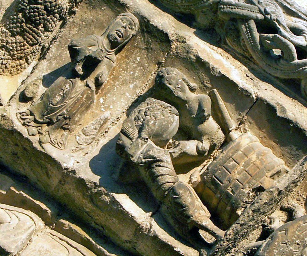 SEPTEMBRE, LE MOIS DES VENDANGES
Eglise romane du XIIe siècle de Civray (Poitou), 4e voussure du portail central : travaux des mois intercalés avec les signes associés du zodiaque. Particularité : une femme, la Vierge, tient la Balance (n'est plus visible)
musee-virtuel-vin.fr/sculpture