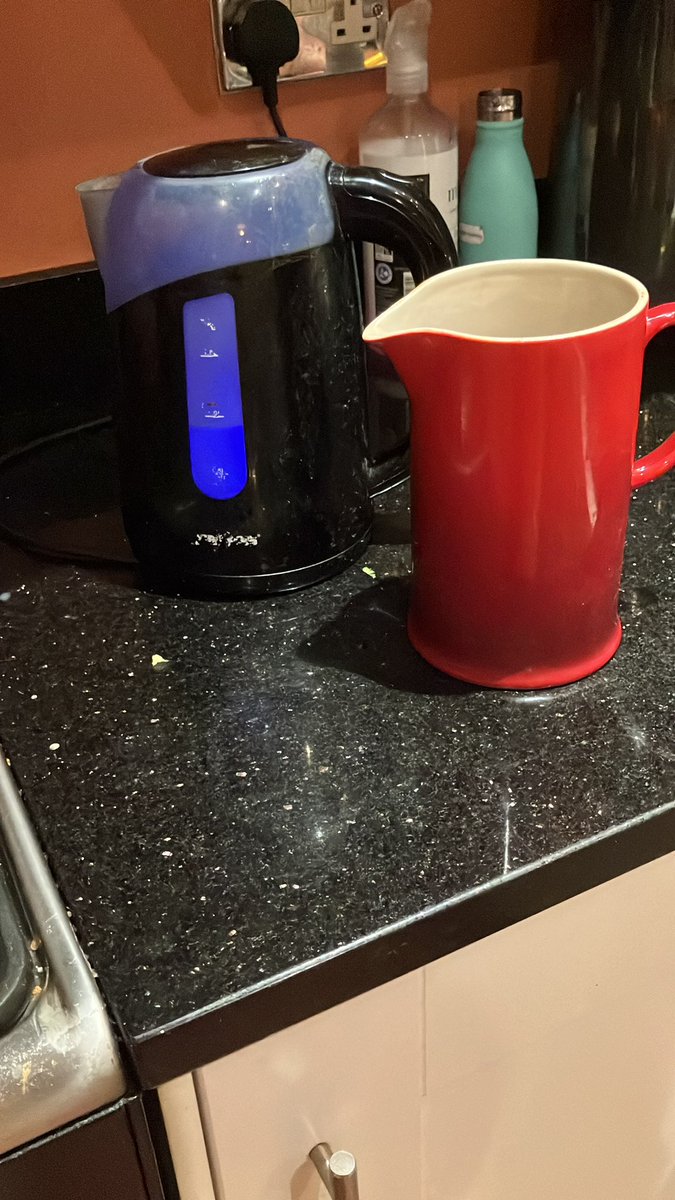 TheFilaments's tweet image. Come on lads, get up and make the wife a lovely cup of coffee. Be a considerate lover as I am! #lifeadvice #punkylovers