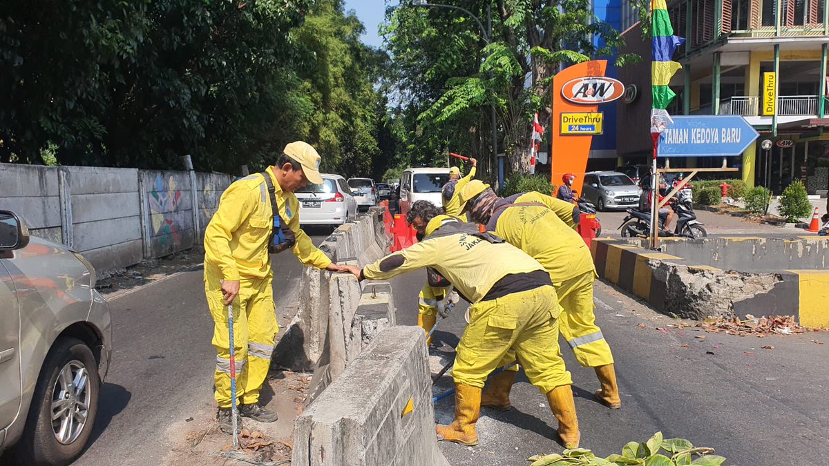 Perapihan Median Concrete Barrier (MCB) oleh Sudin Bina Marga Jakarta Barat #Jakartabarat #sudinbinamarga #UusKuswanto