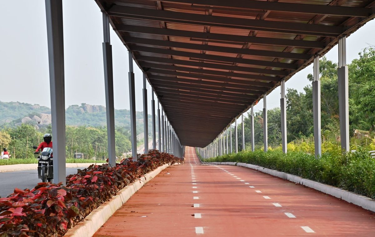 devasissarangi's tweet image. People often question, how practical it is to cycle in 🇮🇳where weather is hot.

Well, it’s certainly not easy unless u build infrastructure that supports.

In #Hyderabad this solar shaded cycling track is coming up.

What about U #Bhubaneswar 🤔

#MakingCitiesLiveableAgain