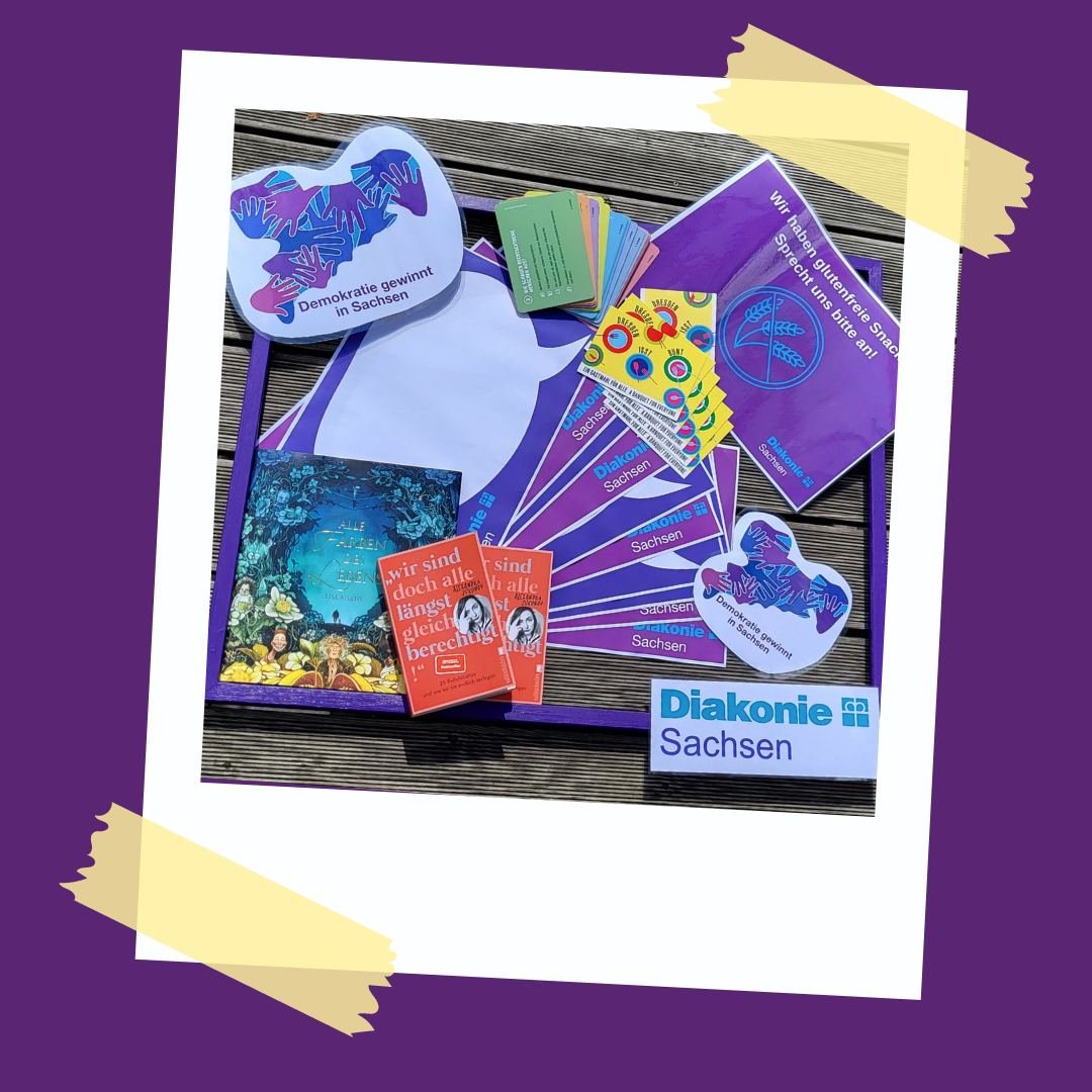 DemokratieSN's tweet photo. Wir sind heute beim Gastmahl „#Dresden is(s)t bunt“ dabei, das von 16 bis 20 Uhr auf der Augustusbrücke stattfindet. Unseren Tisch mit Speisen und Aktivitäten findet ihr unweit des Blockhauses und des Goldenen Reiters. Wir freuen uns, euch an unserem Tisch begrüßen zu dürfen! https://t.co/b8kDH2VGfj
