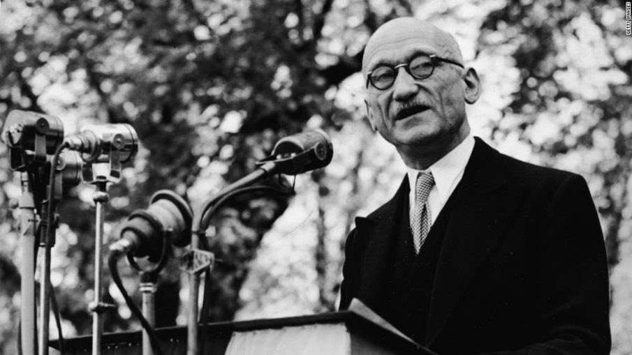 My thoughts are with Robert Schuman, who passed away exactly 60 years ago today. 

He was a European visionary, a global thinker, an 🇪🇺 founding father and a daily source of inspiration for a mere 🇪🇺 servant like me.

#EUinthePhilippines 🇪🇺🇵🇭