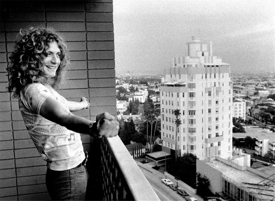 crockpics's tweet photo. Robert Plant, 1975. Photo by Peter Simon https://t.co/0ejw0uAo2P