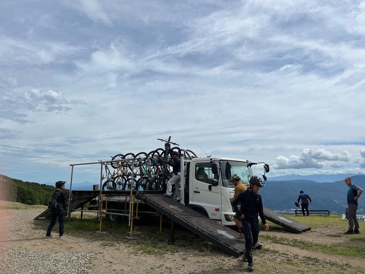 astbikes's tweet photo. #astforest #tascycle #bycycleshopゲンノジ 主催😊1日目はbikeloopさんアテンドのサイクリング🚴♀️2日目は#アルペンブリックで#ダウンヒル ‼️バイクはトラックで人はマイクロバスで搬送👍コースも初級から上級者まで楽しめるレイアウト❤️みなさんありがとうございました😊
#マウンテンバイク https://t.co/uHQuQGdyJQ