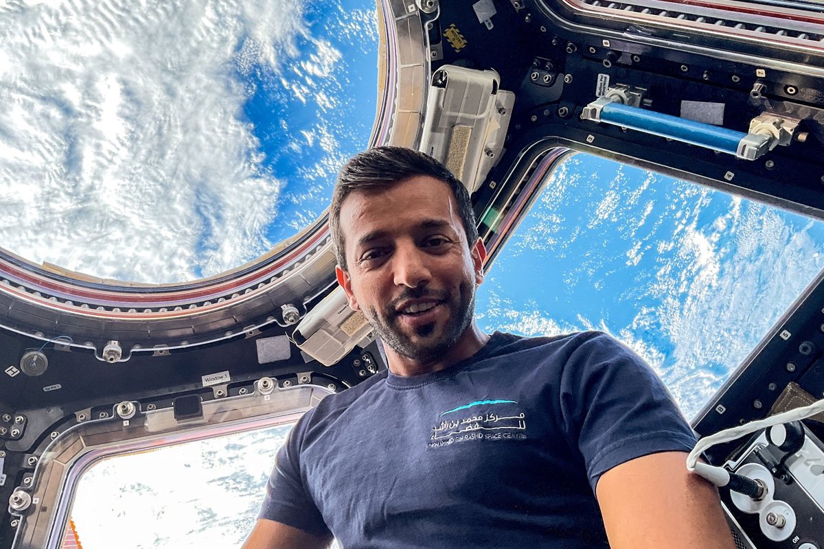 نحتفي اليوم بعودة رائد الفضاء الإماراتي #سلطان_النيادي بعد إنجاز أطول مهمة فضائية في تاريخ العرب قام خلالها بإجراء أكثر من 200 تجربة علمية في محطة الفضاء الدولية، ونشكر مركز محمد بن راشد للفضاء على جهودهم التي أدّت لنجاح هذه المهمة.
النيادي هو خير مثال للشباب وما يمتلكونه من