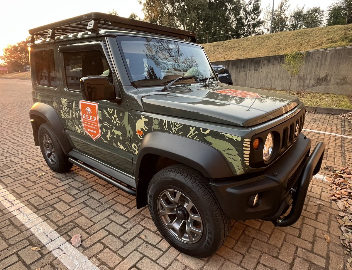 AndreaFuller06's tweet photo. Good to see our @KalahariProject vehicle looking new again after a recent mishap with a herd of African buffalo. The challenges of field research! https://t.co/qqPoyJlday