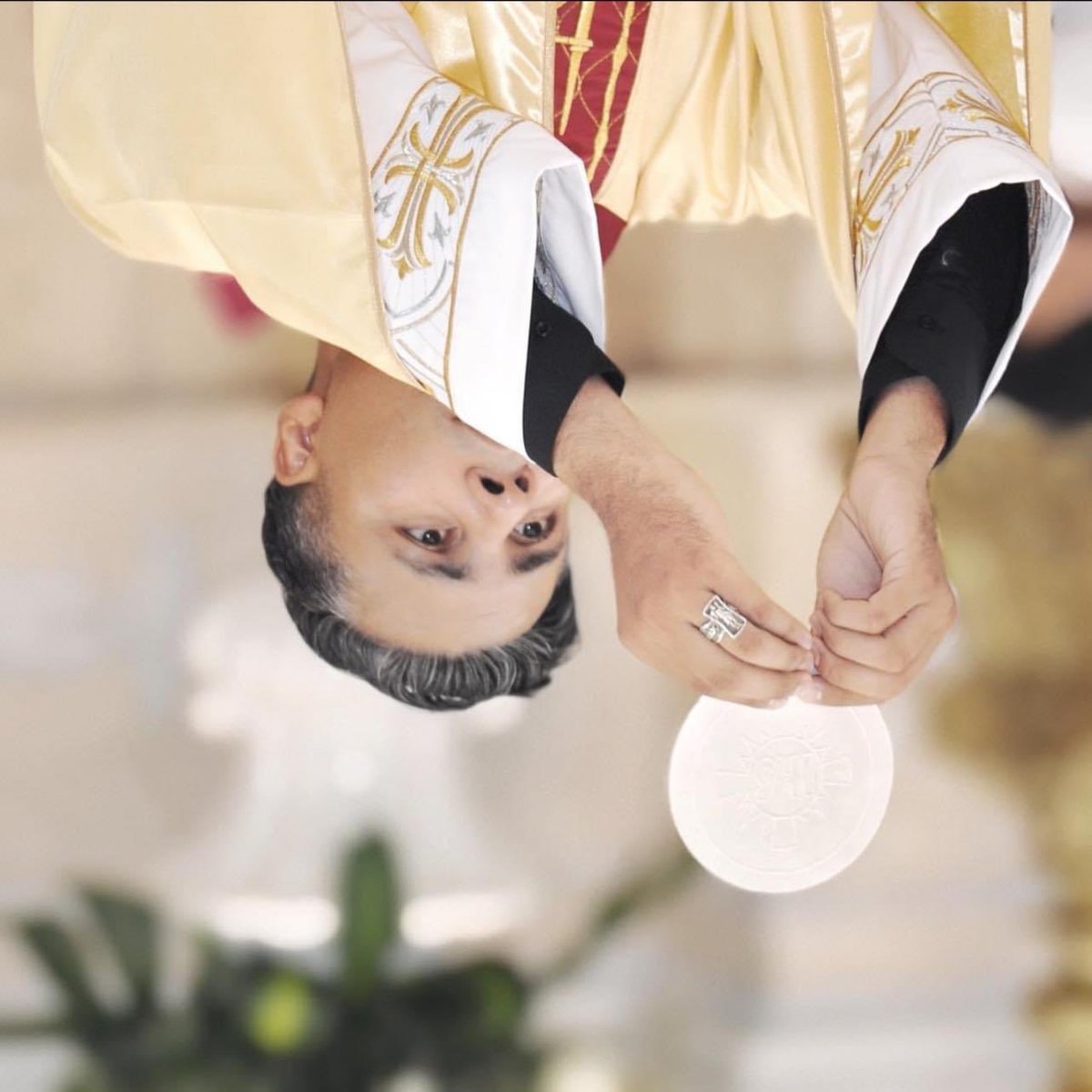 Primer aniversario sacerdotal

Si giramos la imagen, podemos apreciar el gran milagro, yo no estoy sosteniendo al Señor, Él es quien me está sosteniendo