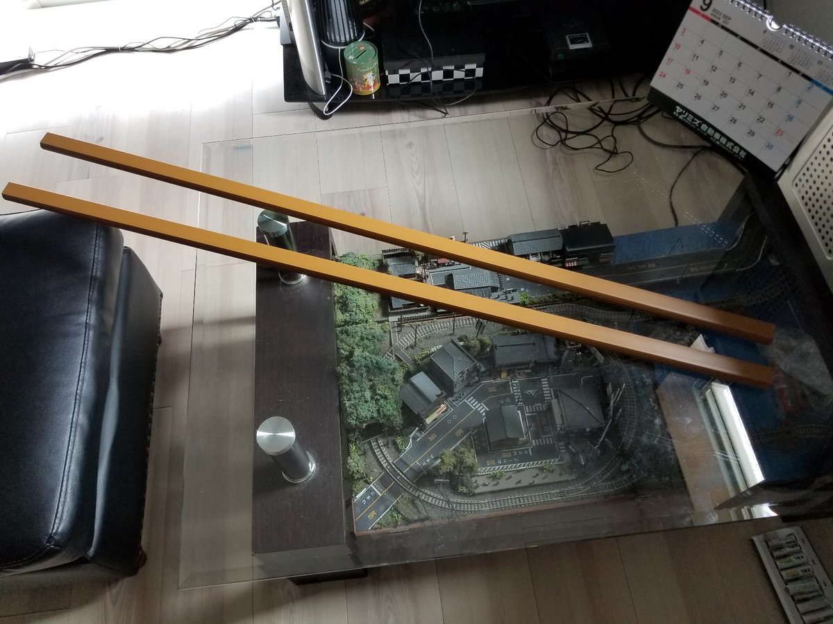 FoodBloggerArai's tweet image. ☆掃き出し窓下の近くのケーブルを綺麗に✨
掃き出し窓下の近くの自作PC関係のケーブルを
ケーブルカバーを使って綺麗に纏めました🦝

◆茶色のケーブルカバー１m×２本
◆掃き出し窓下の近くのケーブル
◆ケーブル長さに合わせてカット
◆綺麗に纏まりました

#ケーブルカバー
#掃き出し窓