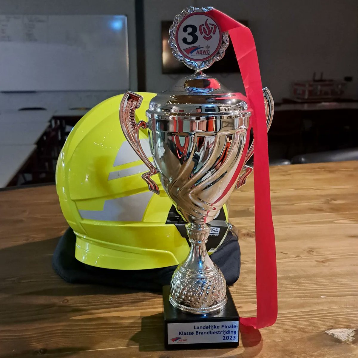 Trots op deze ploeg. Na 3 voorrondes hebben ze afgelopen zaterdag de Finalse Brandklasse gespeeld. Ze zijn 3e van Nederland geworden. <a href="/BrandweerHuizen/">Brandweer Huizen</a> gefeliciteerd met de eerste prijs.