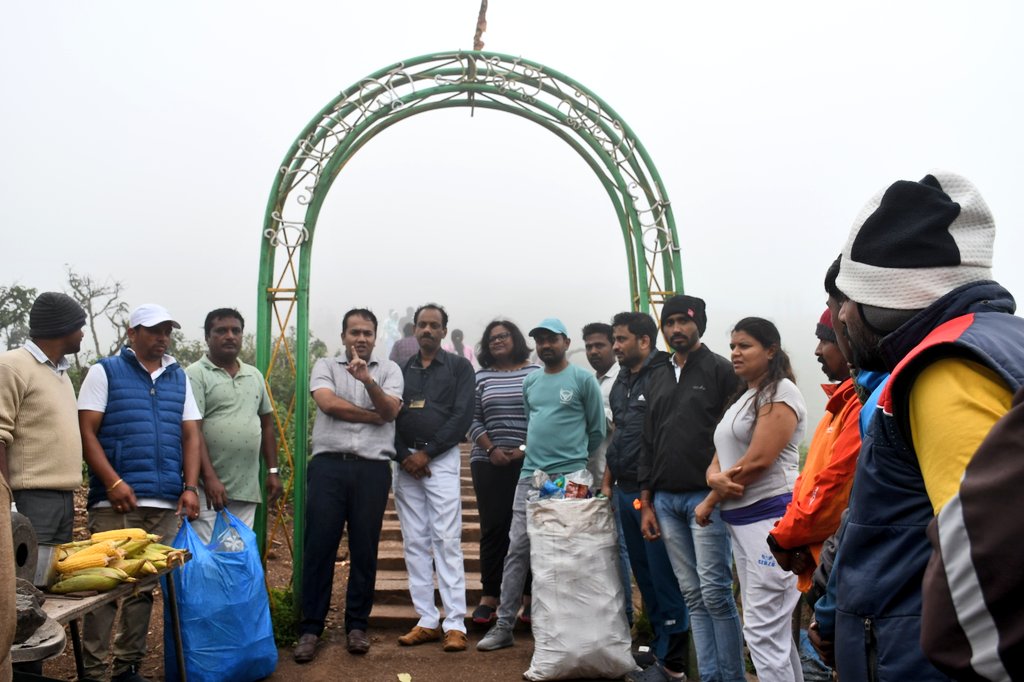 ZP_Chikmagalur's tweet photo. ಚಿಕ್ಕಮಗಳೂರಿನ ಚಂದ್ರದ್ರೋಣ ಪರ್ವತದ ಸೀತಾಳಯ್ಯನ ಗಿರಿಯಿಂದ ಮುಳ್ಳಯ್ಯನಗಿರಿಯವರೆಗೆ ಜಿಲ್ಲಾ ಪಂಚಾಯತಿ ಹಾಗೂ ಹೋಪ್  ಫೌಂಡೇಶನ್ ಬೆಂಗಳೂರು ರವರ ವತಿಯಿಂದ ಸ್ವಚ್ಛತಾ ಕಾರ್ಯಕ್ರಮವನ್ನು ಹಮ್ಮಿಕೊಳ್ಳಲಾಯಿತು. ಮಾನ್ಯ ಸಿಇಓ ರವರು ಪಾಲ್ಗೊಂಡು ಅಂಗಡಿ ಮುಂಗಟ್ಟುಗಳು ಭೇಟಿ ನೀಡಿ ಏಕ ಬಳಕೆ ಪ್ಲಾಸ್ಟಿಕ್ ಬಳಸದಂತೆ ಸೂಚನೆ ನೀಡಿದರು. https://t.co/2kDL1eA9EP