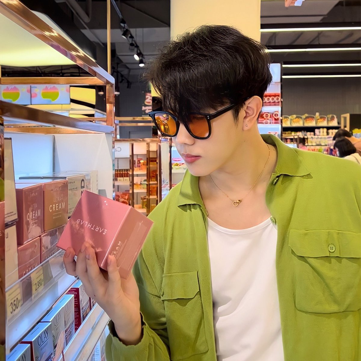 mvxkk_'s tweet image. กิจกรรมสุดฟินกับแบรนด์ Earthlab เพียงซื้อสินค้า Earthlab ที่ Tops ครบ 2,000 บาท ก็ได้ร่วมลุ้นเป็น Top spender กับ Dongwonbin

หาซื้อสินค้าได้ที่ Tops super market ทั้ง 114 สาขา

#DongWonBin #ดงวอนบิน #Earthlab #EarthlabXDongWonBin #EarthlabByDrCBD #DrCBD @earthlab_th @drcbdgroup