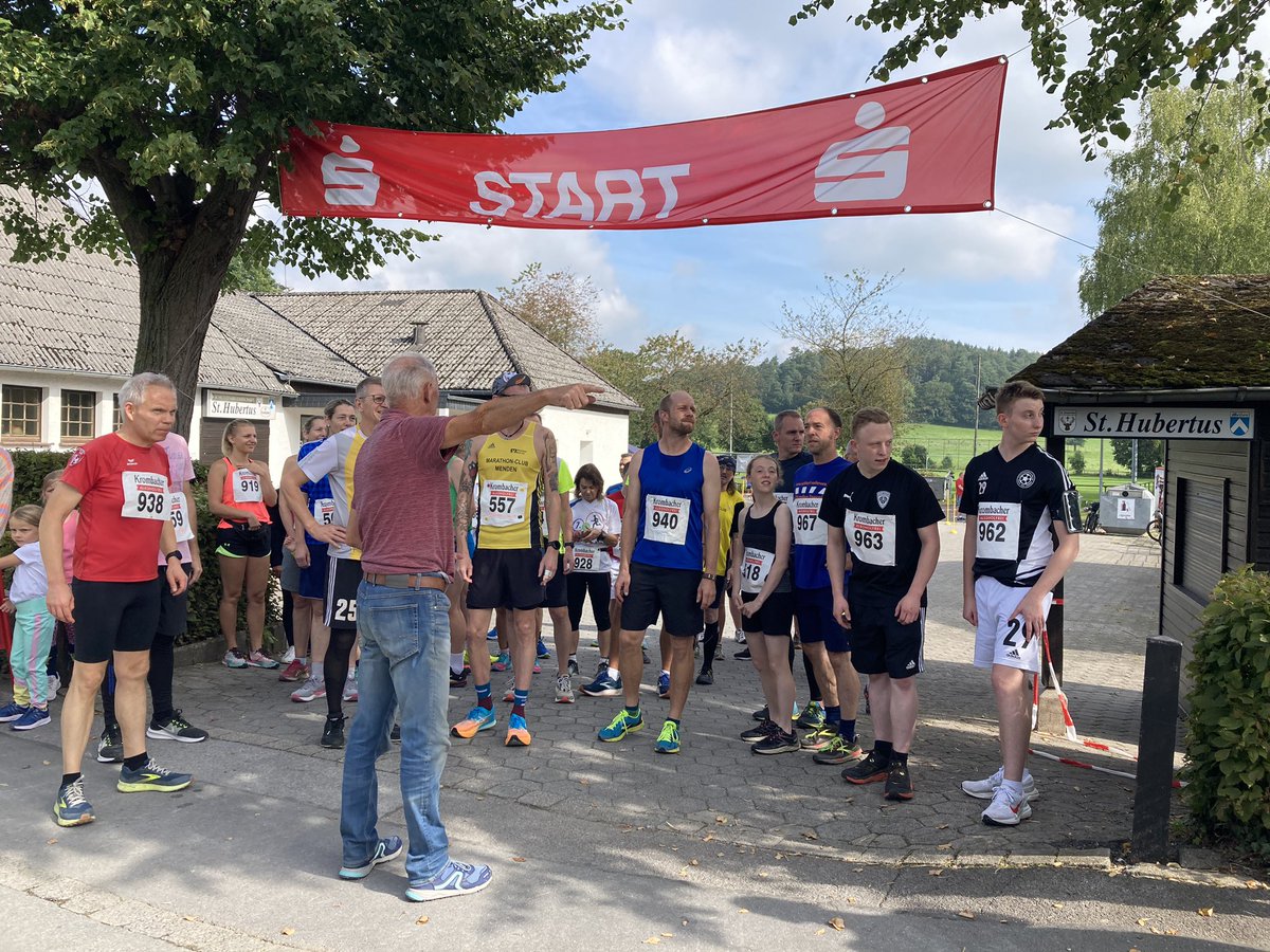 J_Overkott's tweet photo. Die #WESTFALENPOST in Balve, #sauerland, präsentierte den 22. Burgberglauf. Und steht für Werte: Bewegung macht gesund und glücklich. #wirsindfunke @BdzvPresse @DJVde https://t.co/vjf5A8gD0Y https://t.co/BLvxPt4v6F
