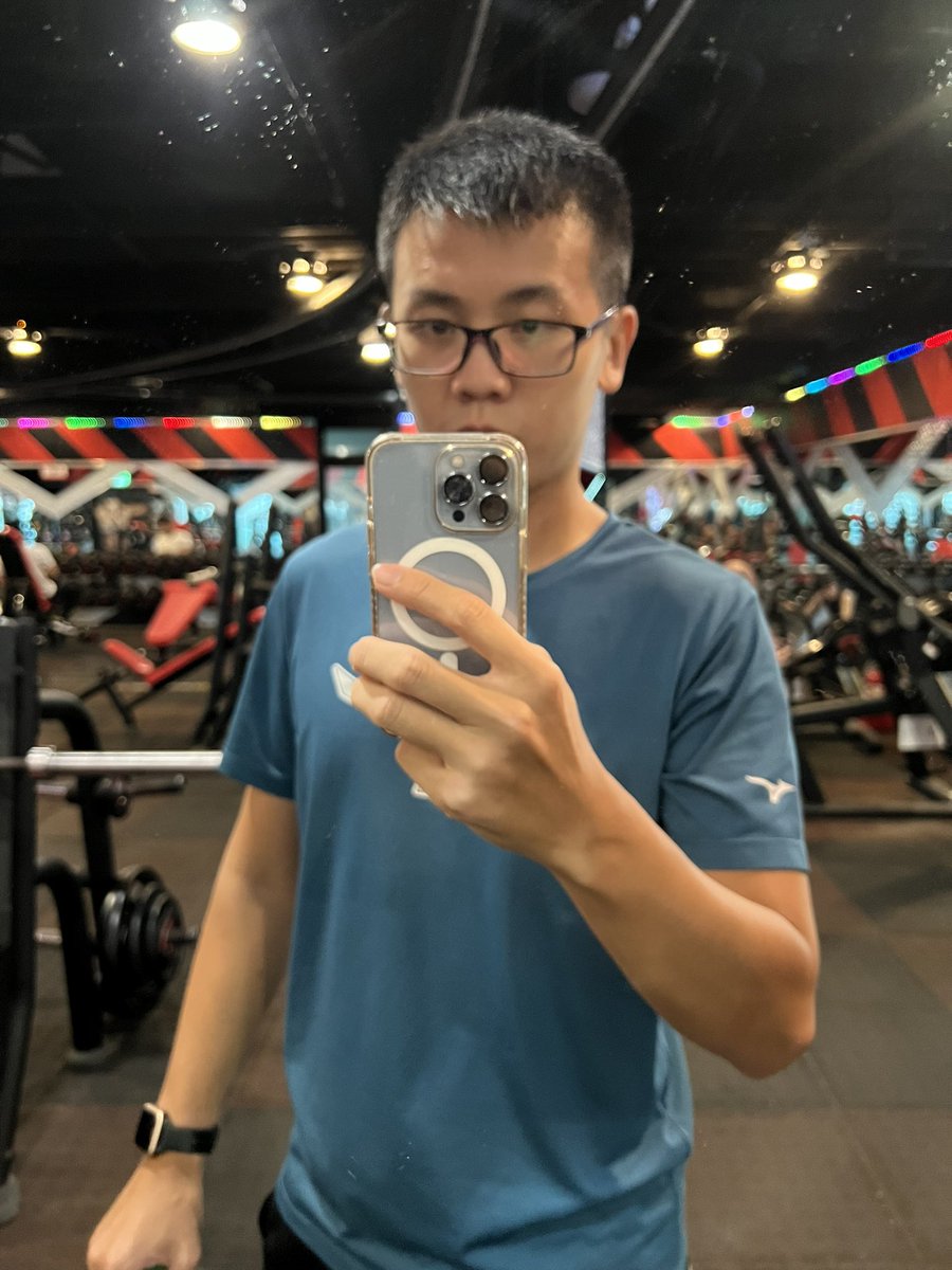 再不運動
就會有人說 蛤你有上健身房喔？
怎麼本人跟照片差好多？

🫠🫠🫠

然後真的有自拍障礙
像是五十歲大叔在自拍（？