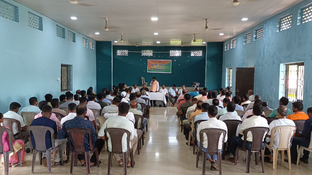 ramesh_tawadkar's tweet photo. Had a productive meeting with Shakti Kendra Pramukhs, Booth Presidents, and BLA 2 of BJP Canacona Mandal at Shristhal Panchayat Hall. 
Inspired them to build stronger booths and strengthen the party at the grassroots level. 
#BJP #Canacona #BoothPresident #BLA2 https://t.co/m1fsEBmj1g
