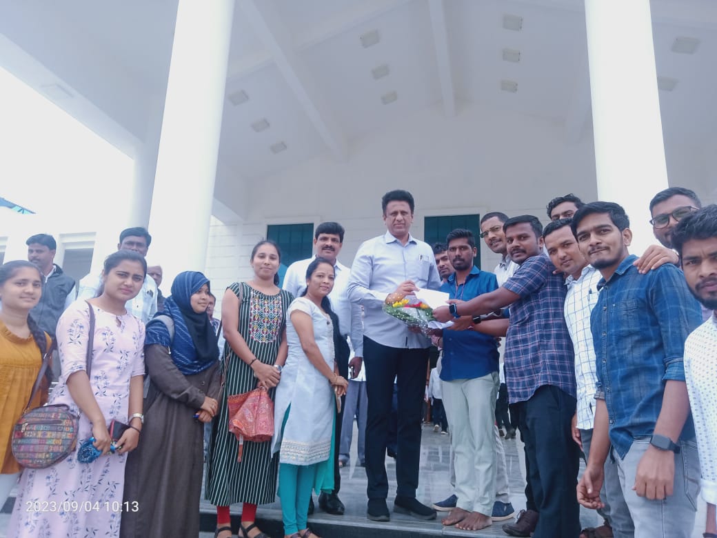 BRG_ESHA's tweet photo. ಗೌರವಾನ್ವಿತ ಉನ್ನತ ಶಿಕ್ಷಣ ಸಚಿವರಾದ @drmcsudhakar ರವರಲ್ಲಿ ಸಹಾಯಕ ಪ್ರಾಧ್ಯಾಪಕರಾಗಿ ಆಯ್ಕೆಯಾಗಿರುವ ಅಭ್ಯರ್ಥಿಗಳಿಂದ ವಿನಂತಿ, ಮುಂಬರುವ ಶೈಕ್ಷಣಿಕ ವರ್ಷದ ಆರಂಭಕ್ಕೂ ಮುನ್ನ ನಮ್ಮನ್ನು ನೇಮಕ ಮಾಡಿ ಉದ್ಯೋಗದ ಬಗ್ಗೆ ಪ್ರಣಾಳಿಕೆಯಲ್ಲಿ ಕೊಟ್ಟಿರುವ ಭರವಸೆಯನ್ನು ಈಡೇರಿಸಿ ಯುವಕರಲ್ಲಿ ಭರವಸೆ ತುಂಬಬೇಕೆಂದು ಕೋರುತ್ತೇವೆ🙏 https://t.co/CfjP50L786