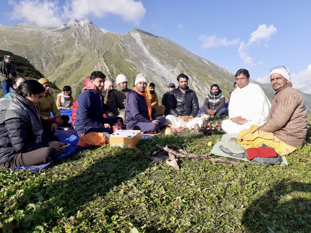 #हिमालय के उत्तुंग शिखर पर लगभग 12000 फीट की ऊंचाई पर यज्ञ के रोमांचकारी आनंद के साथ, सब दैवीय शक्तियों को प्रणाम करते हुए, सबकी शुभकामनाओं के साथ अब हम #अनारोहित #शिखर के आरोहण के लिए इसके आगे प्रस्थान करेंगे और यहां तक साथ आई पूरी टीम वापस बेस कैंप के लिए प्रस्थान करेगी