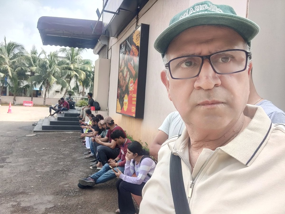 MissionShravan's tweet image. #oneplusmobile See this long queue for exchange of one plus phone that has a problem in display screen. The company will give tokens n then ask you to come again. Grovel's Mall Kandivali Mumbai. Why this  ill-treatment of customers by this multinational. GOI needs to intervene.