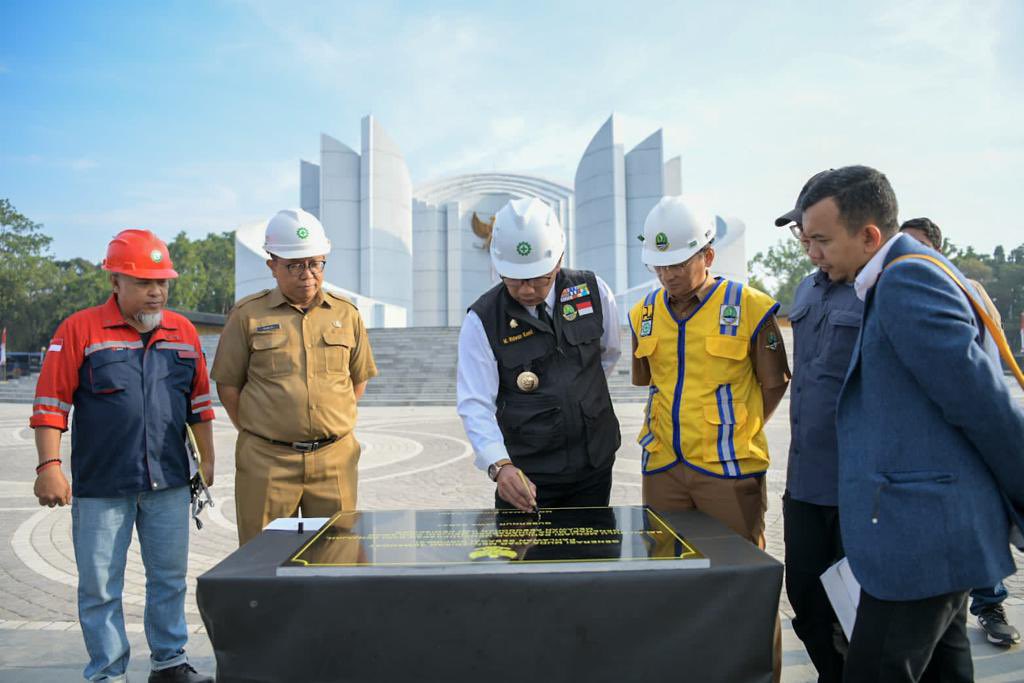 Meninjau pembangunan kawasan Monumen Perjuangan. Semoga dimudahkan prosesnya dan kelak membawa manfaat untuk masyarakat. #IndonesiaJuara #JabarJuara #RidwanKamil -admin