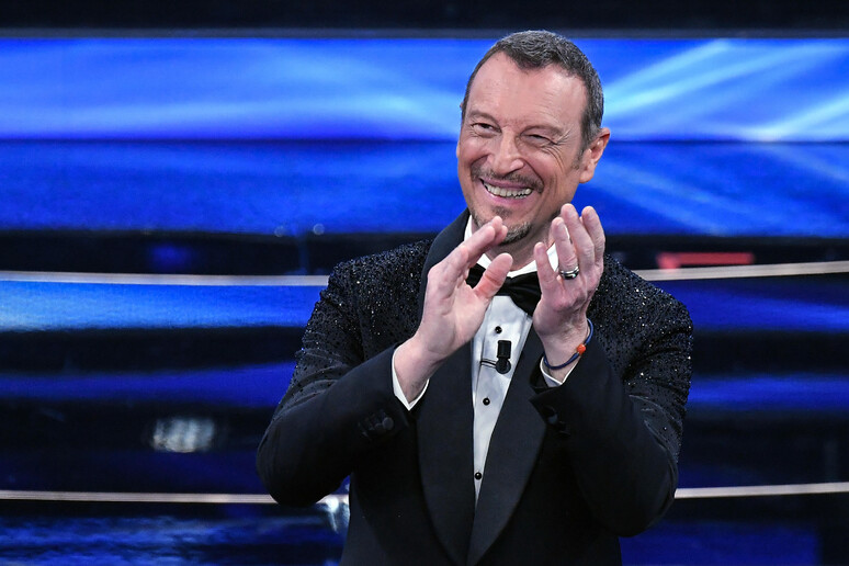 SanremoESC's tweet photo. Oggi il nostro direttore artistico compie 61 anni

tanti auguri Ama❤️ https://t.co/onSOOhdU7m