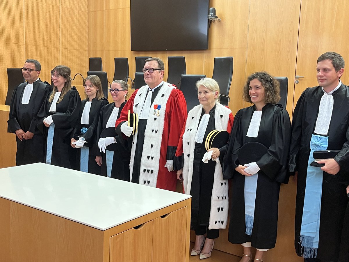 Bienvenue aux jeunes magistrats récemment nommés dans la cour d’appel de Caen ayant prêté serment ce vendredi et tout particulièrement aux deux substitutes, à la juge des enfants et au magistrat à titre temporaire rejoignant le TJ de Coutances.
Bienvenue chez vous !