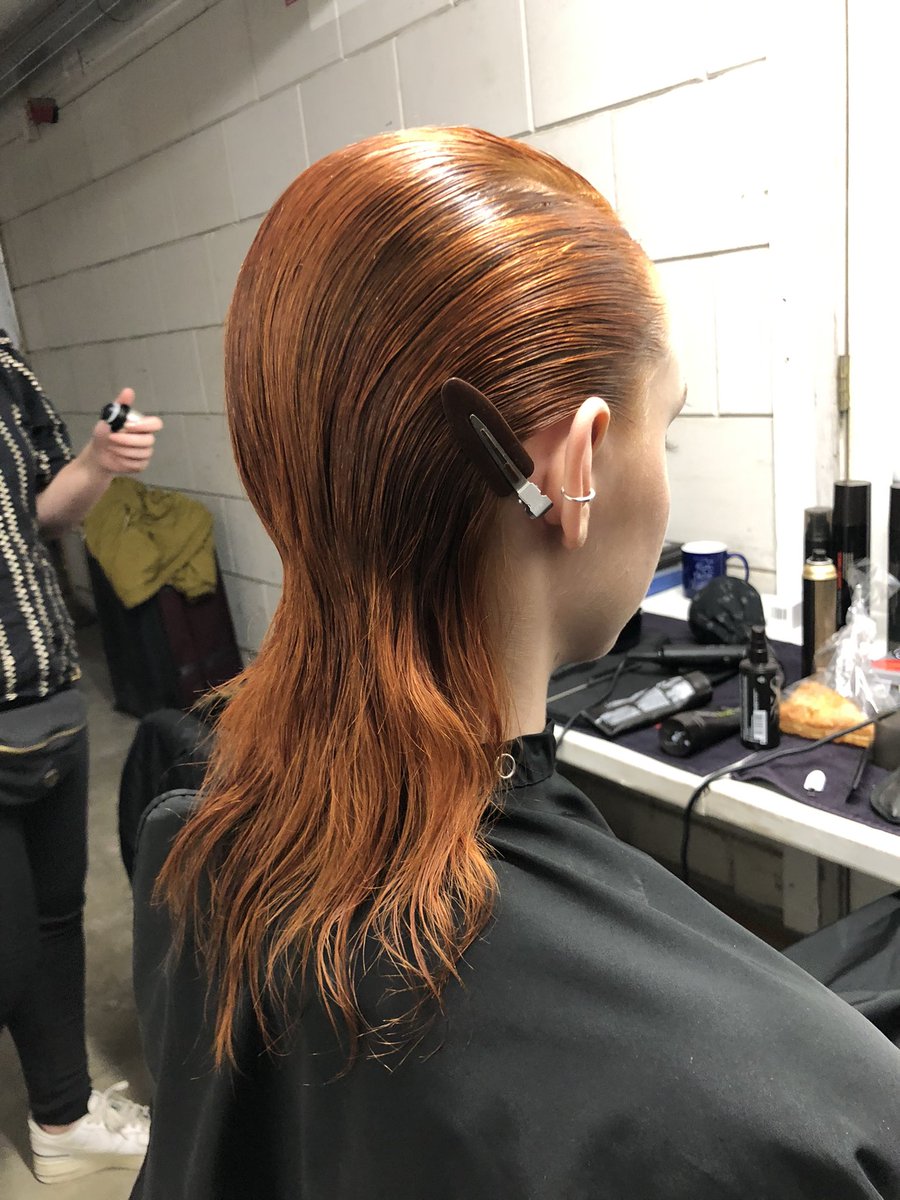 coiffeur_h's tweet photo. 5人オランダの選抜ヘアチームで、４日間ファッションウィーク中で数え切れないモデルとブランドこなした🤯
自分のスキルがオランダのデザイナー達に貢献出来てたら最高🇳🇱
今年のカラーチャンピオンとヤングタレントチャンピオンにレジェンドに混じって俺っていう最高なヘアチーム👑
お疲れ様でした🙏 https://t.co/I9T4oxisUT