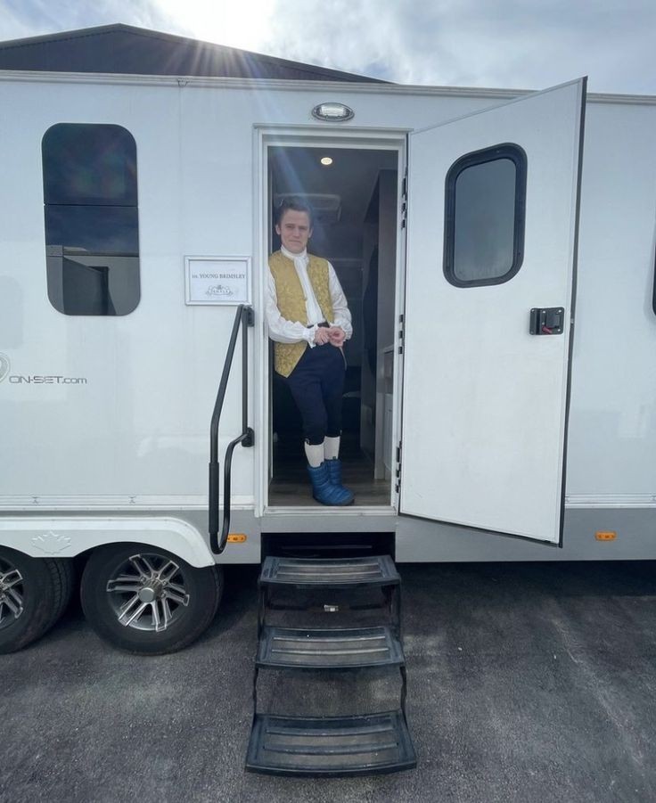 ntflxrpdm's tweet photo. C'est la rentrée ! Et ça vaut également pour nos acteurs qui débutent le tournage de Queen Charlotte. https://t.co/OcwSbL5gJi