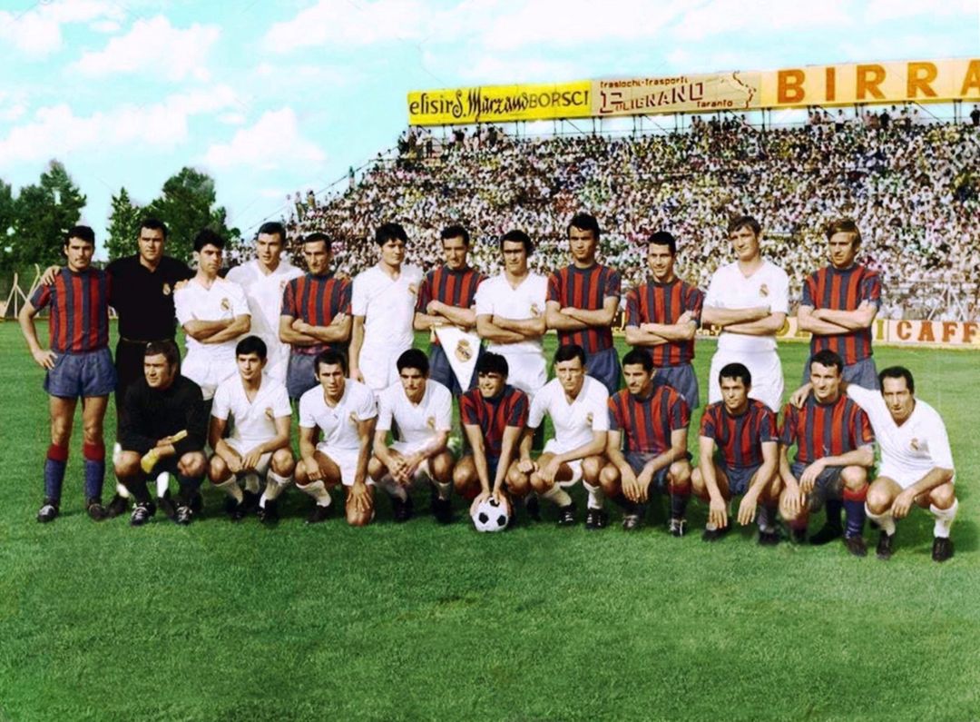 Tal día como hoy en 1968 el Real Madrid visitaba Taranto para enfrentarse al conjunto local en partido amistoso al que derroto 0-4. En la imagen ambos equipos con los madridistas: Betancort, Sanchis, De Felipe, Zunzunegui, Pirri, Zoco,  M.Perez, Amancio, Jose Luis, Vidal y Gento.
