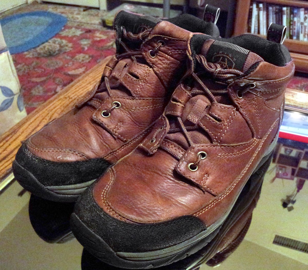 profshoelace's tweet image. Today's shoe lacing photo was contributed by Matthew S. in Mar-2012. Brown Ariat Terrains with black trim laced with brown “Army Lacing” + “Lug Bow Tie Lacing”.
#brown #black #ariat #terrain #boots #ariatboots #armylacing #lugbowtielacing #bowtielacing #bowtie