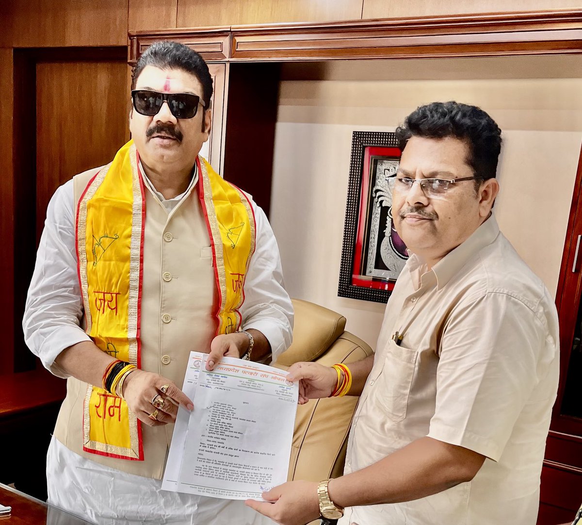 Upendra Singh Baghel (@upendra97450567) on Twitter photo माननीय आपनें कहा हमने निवेदन नहीं किया, अब कैसी अनुनय विनय करें आदरणीय आपने कहा था तीन दिन बाद ही सुन लेंगे, तीन माह हो गये आपके ताज़े वादे के बाक़ी २५ साल का सूखा है हमारे वेतनमान का… <a href="/ChouhanShivraj/">Shivraj Singh Chouhan</a> <a href="/OfficeofSSC/">Office of Shivraj</a> <a href="/GovindSingh_R/">-</a> <a href="/CMMadhyaPradesh/">Chief Minister, MP</a> माननीय आपनें कहा हमने निवेदन नहीं किया, अब कैसी अनुनय विनय करें आदरणीय आपने कहा था तीन दिन बाद ही सुन लेंगे, तीन माह हो गये आपके ताज़े वादे के बाक़ी २५ साल का सूखा है हमारे वेतनमान का… <a href="/ChouhanShivraj/">Shivraj Singh Chouhan</a> <a href="/OfficeofSSC/">Office of Shivraj</a> <a href="/GovindSingh_R/">-</a> <a href="/CMMadhyaPradesh/">Chief Minister, MP</a>