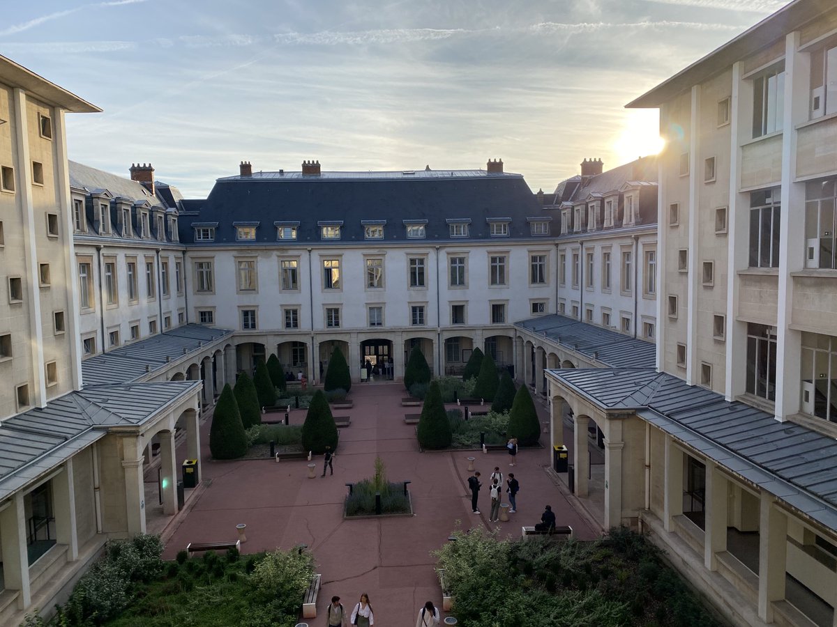 brunopy54's tweet photo. Rentrée universitaire 2023/2024 : fiat lux !😎 https://t.co/9NDI9SEwce