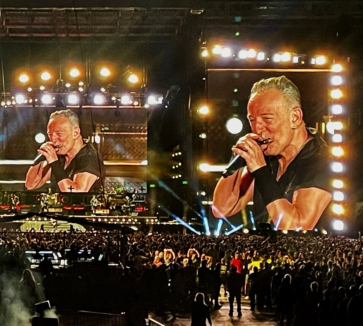 jacarucci's tweet photo. I’ve seen ⁦Bruce ⁦@springsteen⁩ dozens of times, and every time it’s like the first time all over again! Awesome show Sunday at ⁦@MetLifeStadium⁩ https://t.co/dXDNK8b25E