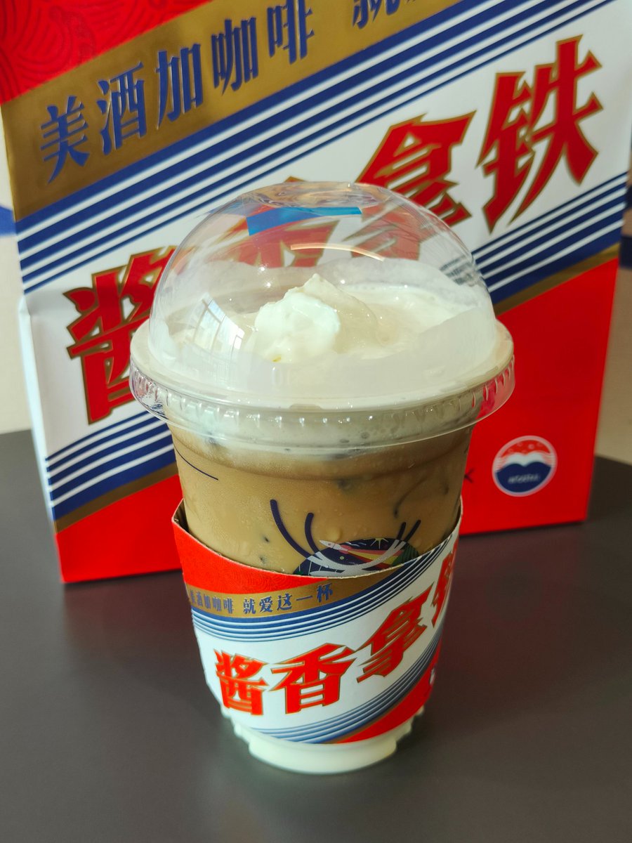 miren_41319's tweet photo. 这两天这么热门，我买来尝了尝，感觉没啥变化，就是多了一点酒精味道。

茅台为啥和瑞幸联名不和星巴克联名？
Liquor https://t.co/Z6y0Yxca3I