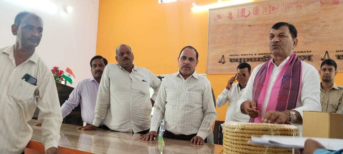 dmgonda2's tweet photo. माननीय विधायक @prabhatvermamla के द्वारा तहसील मनकापुर में नाविक सुरक्षा किट  का वितरण किया गया।

#Gonda  #FloodRelief  #uttarpradesh https://t.co/dPoCsFjliO