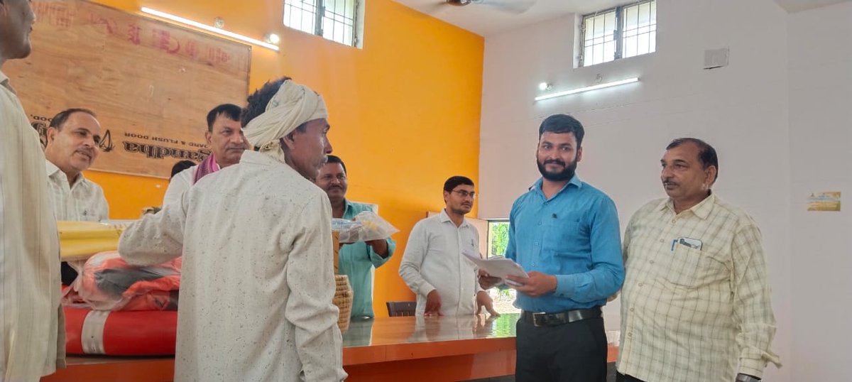 dmgonda2's tweet photo. माननीय विधायक @prabhatvermamla के द्वारा तहसील मनकापुर में नाविक सुरक्षा किट  का वितरण किया गया।

#Gonda  #FloodRelief  #uttarpradesh https://t.co/dPoCsFjliO