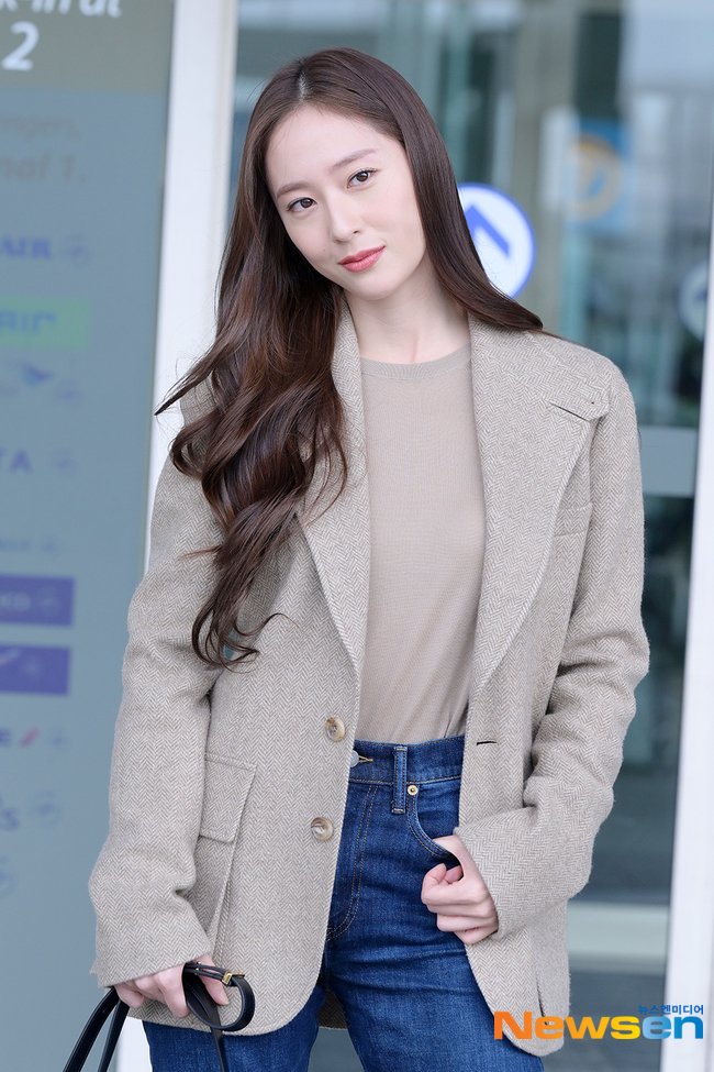 krystclass's tweet photo. So pretty 🥹🤍

Krystal at ICN Airport today heading to the US (probably for Ralph Lauren)

#KRYSTAL #크리스탈 #정수정 https://t.co/TqCM9ksDfU