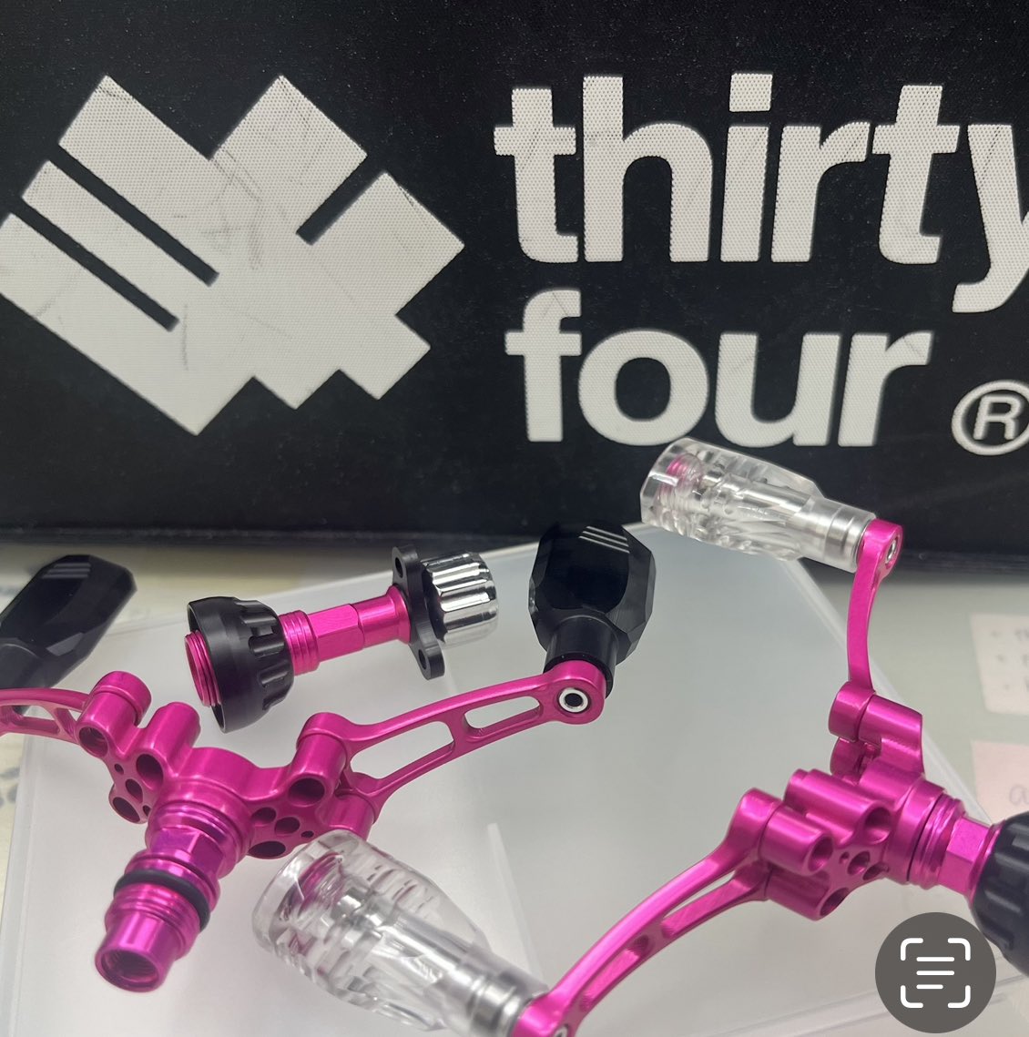 3ThirtyFour4's tweet photo. ZEROGRA MULTI ダブルハンドル&amp;バランサーをロッドにつけてみたけど…やばいカッコイイ^ ^

ピンクもなかなか良いかも🎵

＊ノブはブラックカラーが販売になります。

クリアノブもオプションで販売したいな〜

【受注期間】
サークルのみ先行受注開始8月29日（火）18:00〜9月12日(火)23:59 https://t.co/E5OJGpZrLw