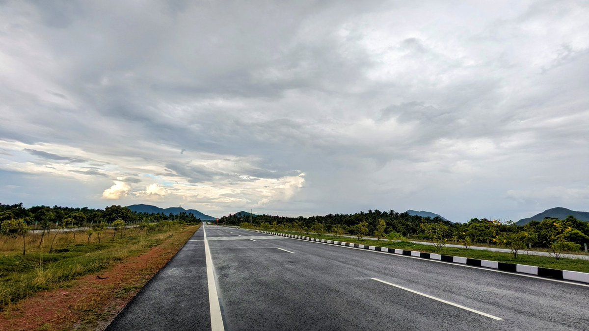 ThangamaniN2's tweet photo. நேற்று மதுரைக்கு துவரங்குறிச்சி - நத்தம் - மதுரை (#NH785) வழியா முதல் முறையா போனேன். அழகான நிலக்காட்சிகள், குன்றுகள். இரண்டு நாட்களுக்கு முன் பெய்த மழையால் குளிர்ச்சியும், பச்சையும் சூரிய ஒளியும் காற்றும்...வரும் போது கலைஞர் நூற்றாண்டு நூலகத்தை மேம்பாலத்தில் இருந்து பார்த்தோம். https://t.co/skNuFNauN1