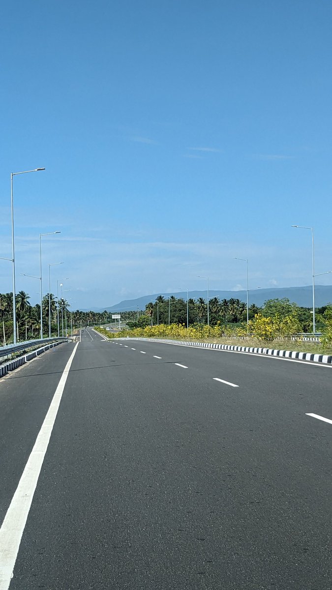 ThangamaniN2's tweet photo. நேற்று மதுரைக்கு துவரங்குறிச்சி - நத்தம் - மதுரை (#NH785) வழியா முதல் முறையா போனேன். அழகான நிலக்காட்சிகள், குன்றுகள். இரண்டு நாட்களுக்கு முன் பெய்த மழையால் குளிர்ச்சியும், பச்சையும் சூரிய ஒளியும் காற்றும்...வரும் போது கலைஞர் நூற்றாண்டு நூலகத்தை மேம்பாலத்தில் இருந்து பார்த்தோம். https://t.co/skNuFNauN1