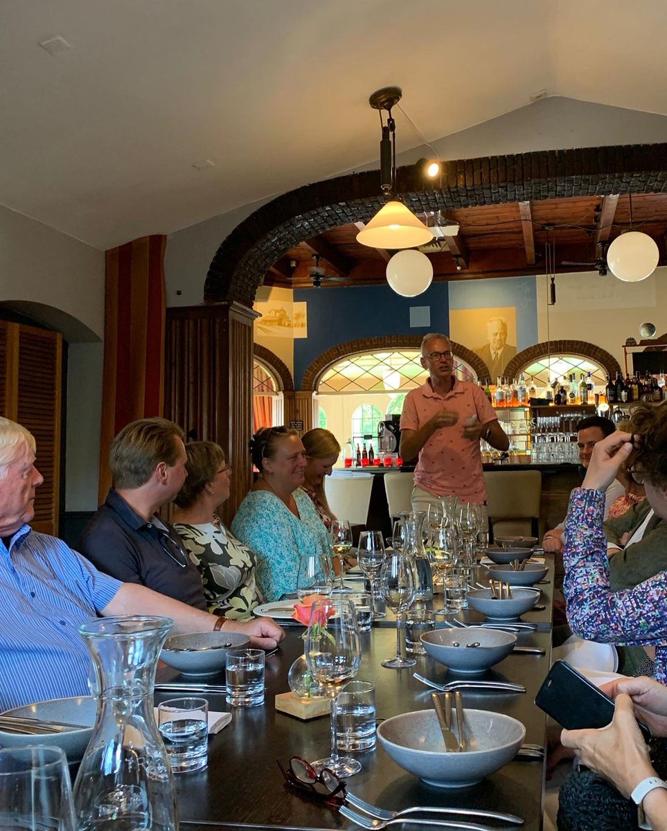 Het nieuwe politieke jaar is feestelijk ingeluid met wines&amp;bites in het Stationskoffiehuis in Warmond🥂

Daarbij keek <a href="/FBeijk/">Frank Beijk</a> met ons vooruit op het komende politieke jaar in Teylingen en <a href="/ArdvanderSteur/">Ard van der Steur</a> nam ons mee in aanloop naar de komende Tweede Kamerverkiezingen💪