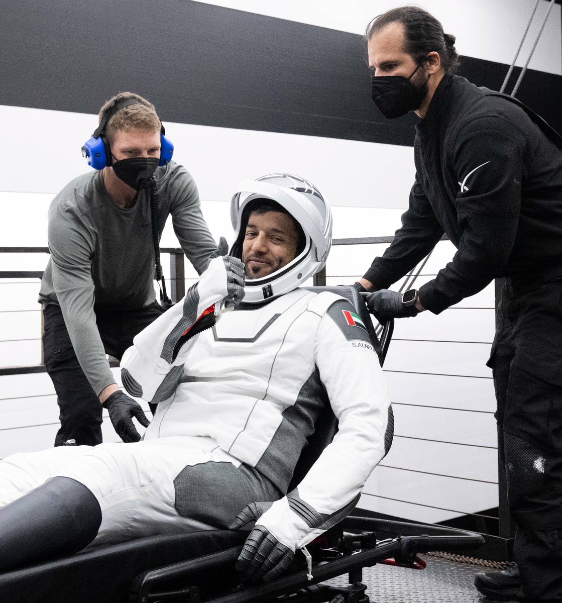astro_hazzaa's tweet image. أخوي سلطان..
تمر الآن في بالي لحظات لقائنا الأول بعد مهمتي عام 2019.. أتذكر الحماس اللي استقبلتني به..
اليوم أنا أستقبلك بالحماس ذاته وبالفخر نفسه.. أستقبلك لنتابع معًا المسيرة اللي بدأناها من 5 سنوات.. ونحضر لمهمات جديدة وأهداف أكبر إن شاء الله..
الحمد لله على سلامتك بو راشد.