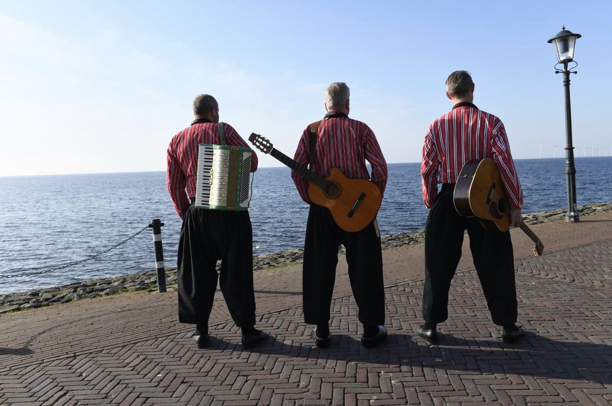 Vanaf vandaag kunnen leden van de RABOBANK stemmen op verschillende clubs/verenigingen. Ieder lid mag op 3 verschillende clubs stemmen. Bent u RABO lid? Breng dan ook een stem uit op LEUSTER. Leuster kan het geld goed gebruiken voor de aanschaf van een accordeon