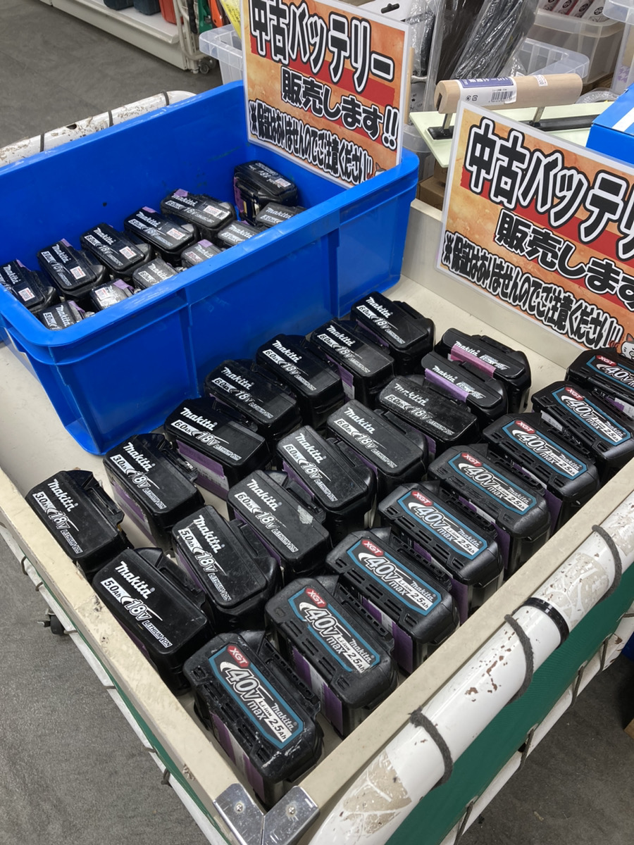 actool_8go's tweet photo. こんにちは、アクトツール川崎店です✨
久しぶりの雨…今週は雨が多いようです☔️
少し季節が進むといいですね🍁
いよいよ準備が整いましたので、中古バッテリー販売開始します🙌🙌🙌
お探しのお客様がとにかく多いので、早めのご来店オススメします😓
＃工具買取　＃工具販売　＃アクトツール川崎店 https://t.co/ybOxxQLpuh