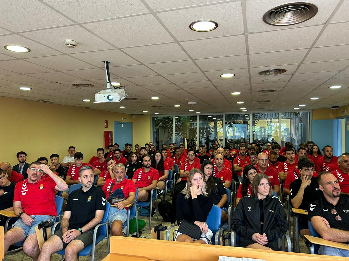 FCHArbitres's tweet image. 🔝Èxit absolut de l'stage d'inici de temporada del col.lectiu arbitral, amb una assistència de 183 àrbitres!

👏 Volem agrair a l'Ajuntament de Granollers la seva col·laboració amb el CCA per fer-ho possible.

#HandbolCatalà