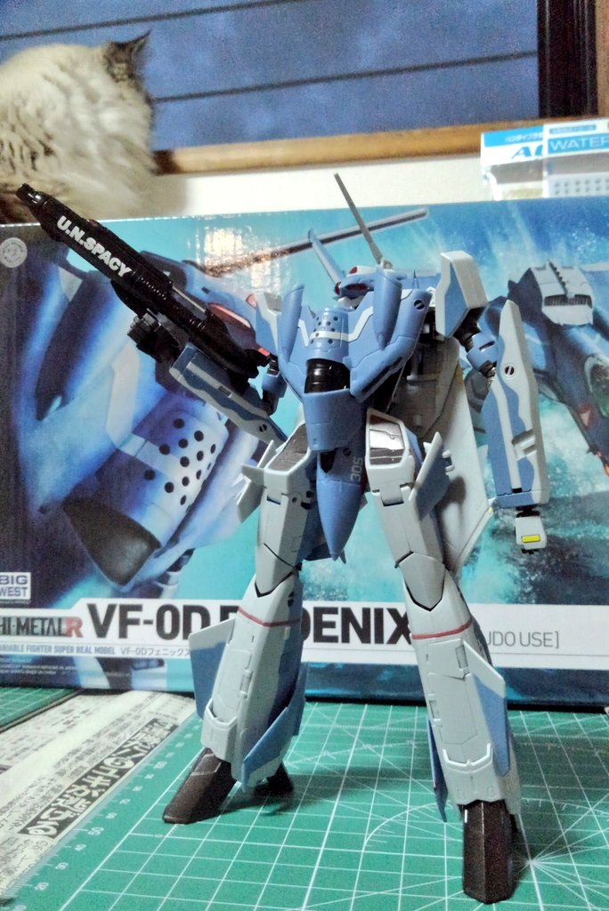Yukikaze_sora's tweet photo. HI-METAL R のVF-0D凄くかっこいい🔥
艶消しの渋い色味感が マクロスZEROのCGっぽくて良いです
デルタ翼機の戦闘機も大好物💕😋😍💕
まだバトロイド形態で遊んでます
#VF0D
#ガサラキ
#猫 https://t.co/jcoOBpParz