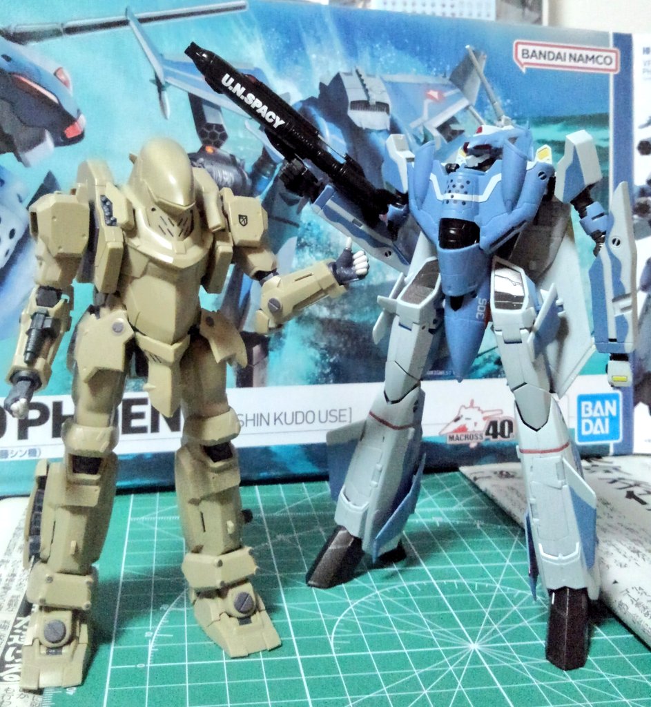 Yukikaze_sora's tweet photo. HI-METAL R のVF-0D凄くかっこいい🔥
艶消しの渋い色味感が マクロスZEROのCGっぽくて良いです
デルタ翼機の戦闘機も大好物💕😋😍💕
まだバトロイド形態で遊んでます
#VF0D
#ガサラキ
#猫 https://t.co/jcoOBpParz